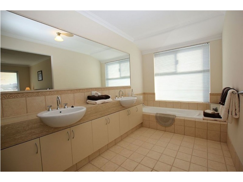 2 Cleland Court, Aubin Grove WA 6164
