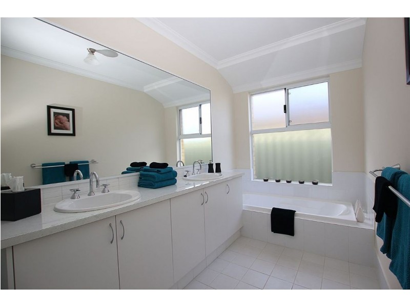 2 Cleland Court, Aubin Grove WA 6164