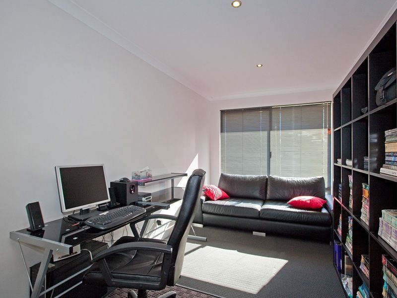 1 Oak Ridge Meander, Success WA 6164