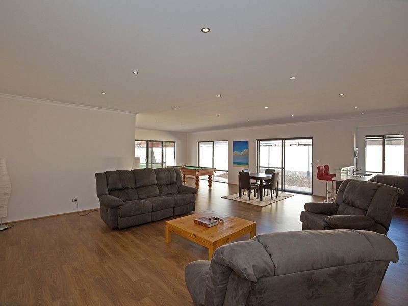 1 Oak Ridge Meander, Success WA 6164