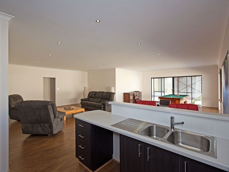 1 Oak Ridge Meander, Success WA 6164