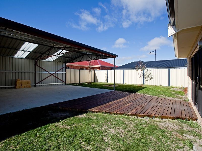 1 Oak Ridge Meander, Success WA 6164