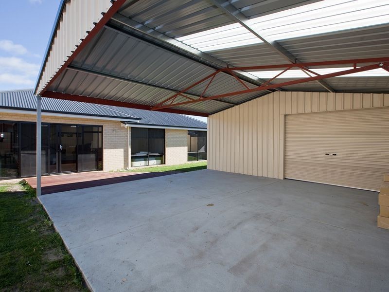 1 Oak Ridge Meander, Success WA 6164
