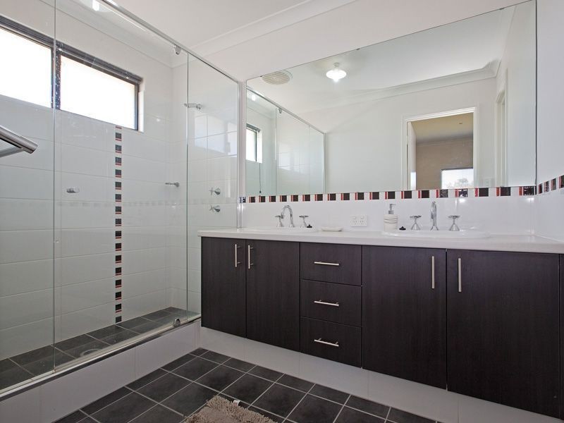 1 Oak Ridge Meander, Success WA 6164