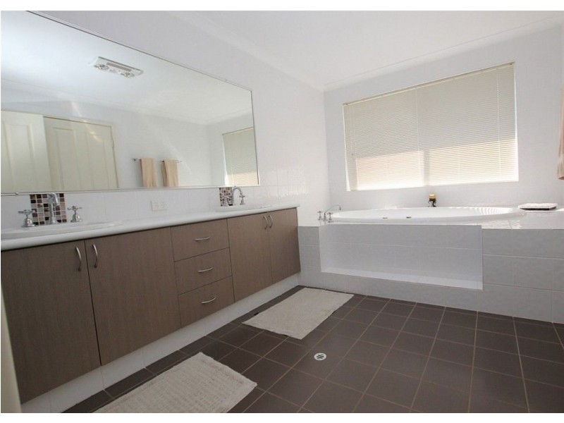 4 Edulis Avenue, Aubin Grove WA 6164