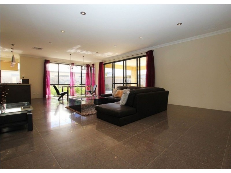 81 Aurora Drive, Atwell WA 6164