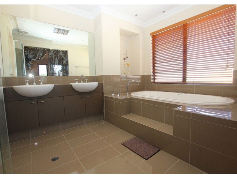 81 Aurora Drive, Atwell WA 6164