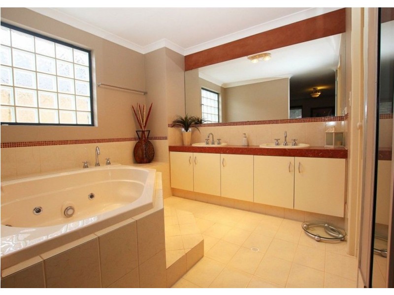 4 Windchime Terrace, Atwell WA 6164
