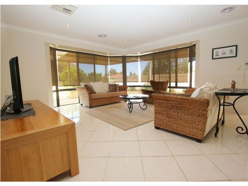 4 Rosehill Court, Atwell WA 6164