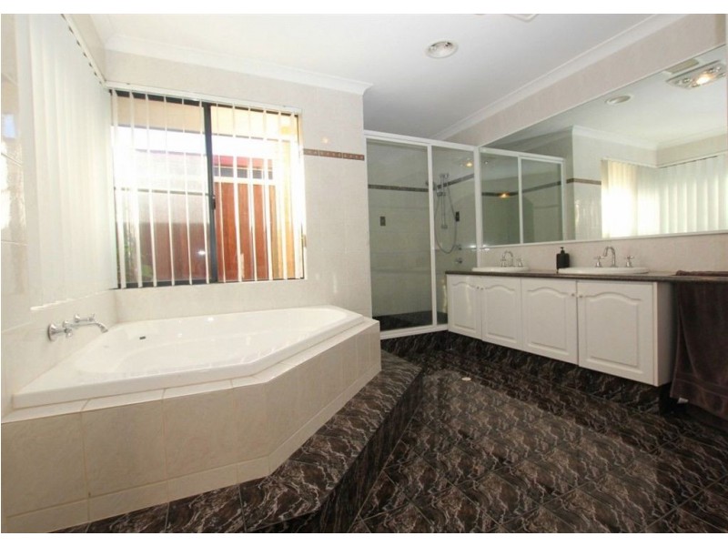 17 Rosehill Court, Atwell WA 6164
