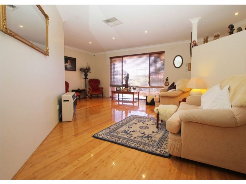 36 Derwent Crescent, Success WA 6164