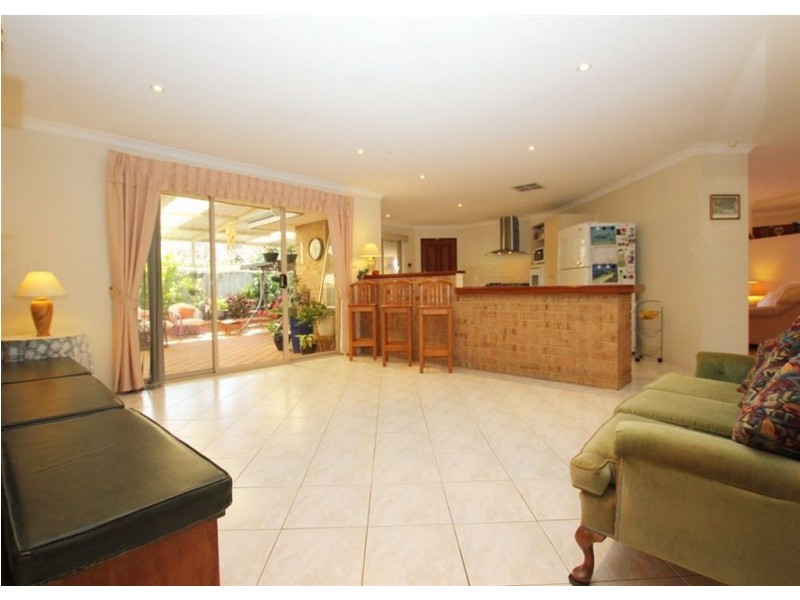 36 Derwent Crescent, Success WA 6164