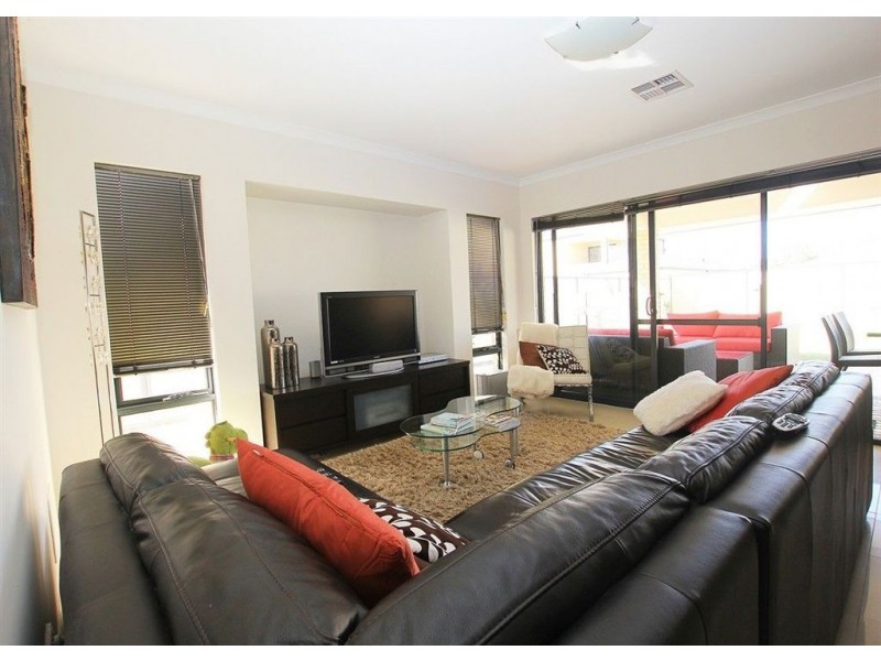 28 St Joseph Fairway, Success WA 6164