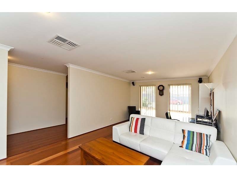 33 Abrolhos Loop, Beckenham WA 6107