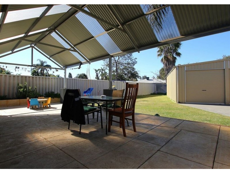 4 South Lake Drive, South Lake WA 6164