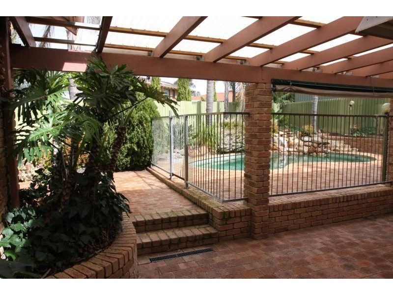 4 AMBER GROVE, Edgewater WA 6027