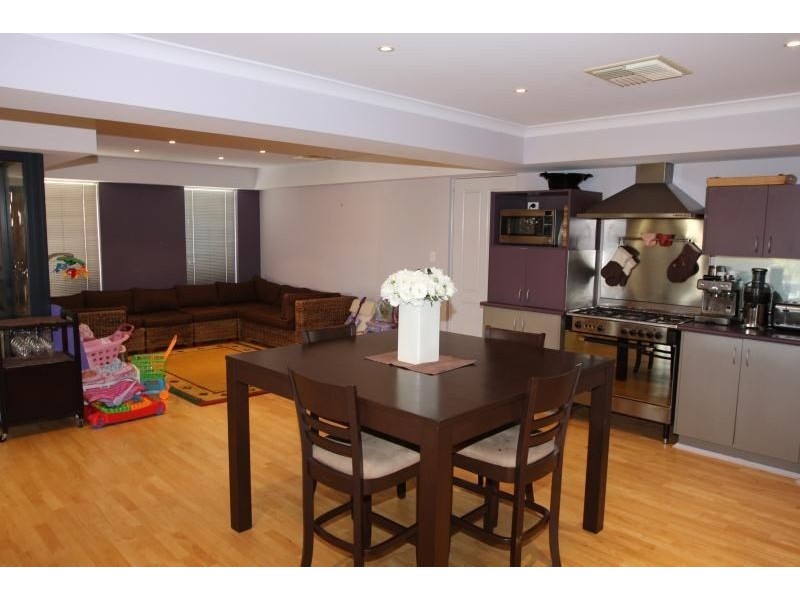 11 SHROPSHIRE CRESCENT, Butler WA 6036