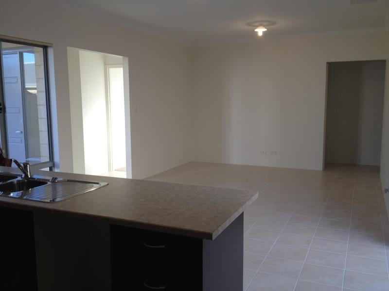 2/23 Floresta Street, Sinagra WA 6065