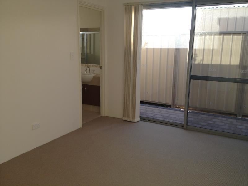 2/23 Floresta Street, Sinagra WA 6065