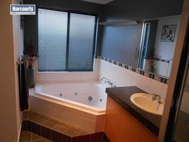 24 Kareela Meander, Tapping WA 6065