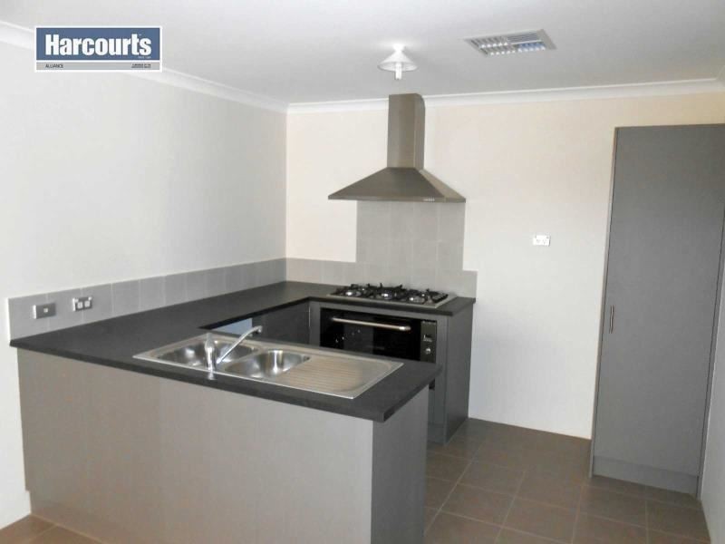 4 LEMANN TURN, Banksia Grove WA 6031