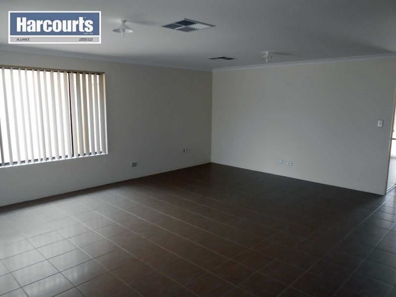 4 LEMANN TURN, Banksia Grove WA 6031