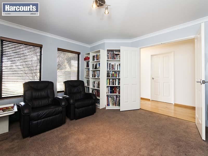 31 Tableland Way, Carramar WA 6031