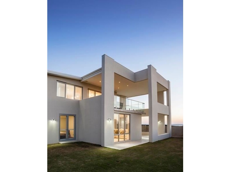 16 BLACKPOOL PROMENADE, Iluka WA 6028