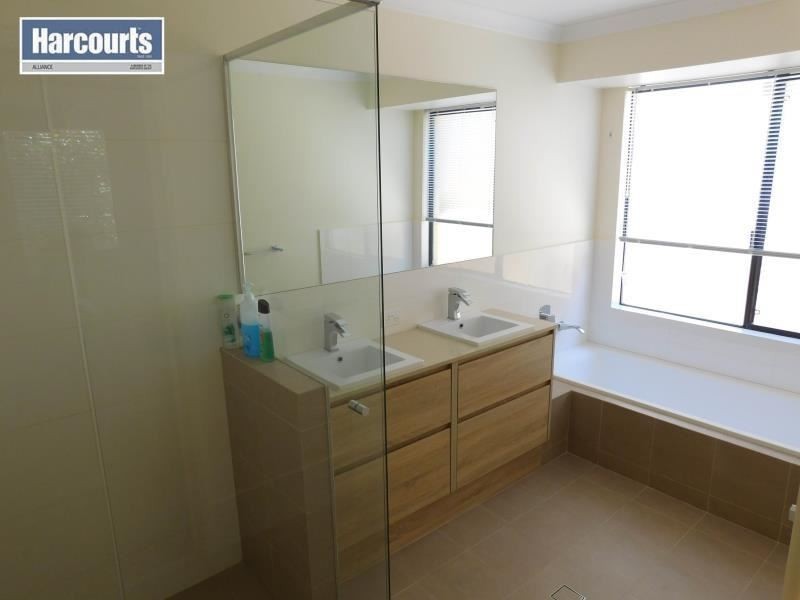 28 Seaspray Crescent, Jindalee WA 6036