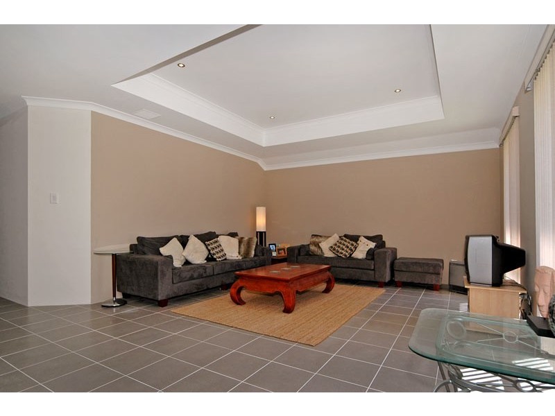 17 Shiralee Bend, Carramar WA 6031