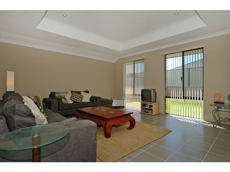 17 Shiralee Bend, Carramar WA 6031