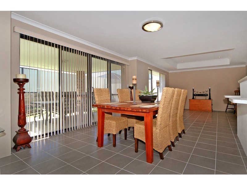 17 Shiralee Bend, Carramar WA 6031