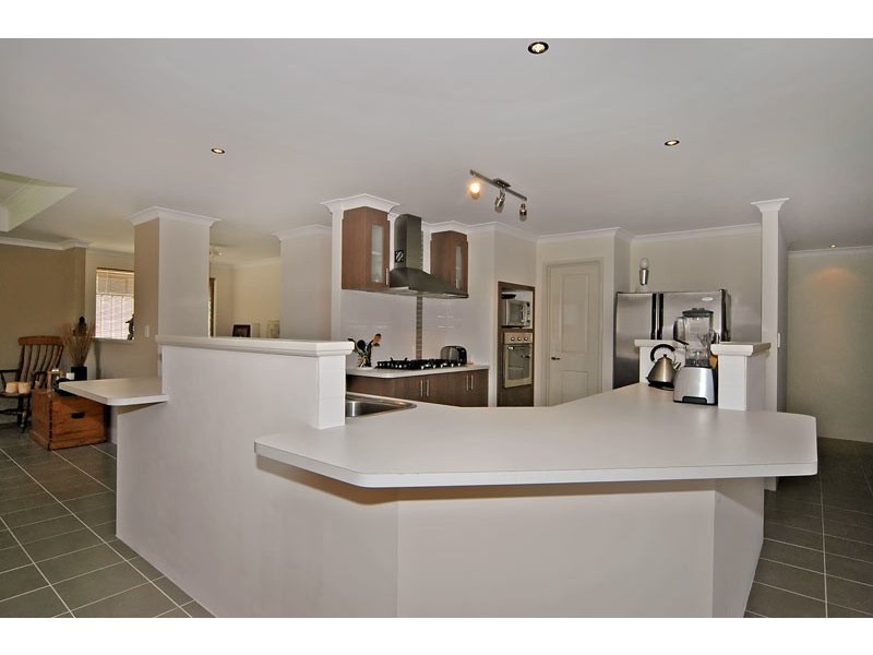 17 Shiralee Bend, Carramar WA 6031