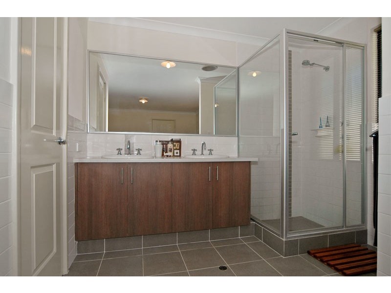 17 Shiralee Bend, Carramar WA 6031