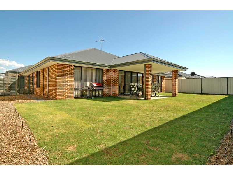 17 Shiralee Bend, Carramar WA 6031