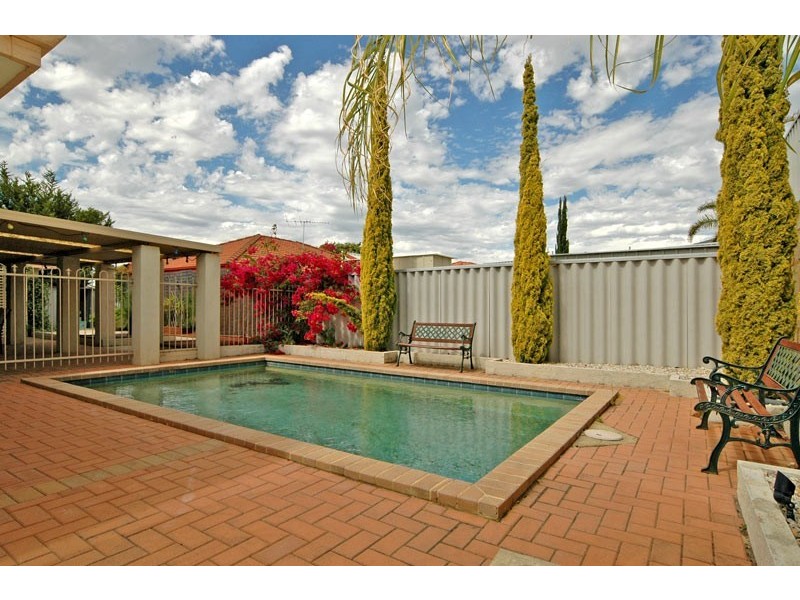 7 Nairana Place, Currambine WA 6028