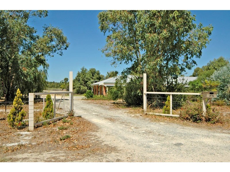 576 Neaves Road, Mariginiup WA 6065