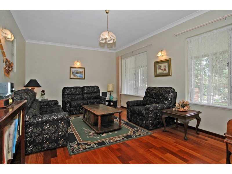 576 Neaves Road, Mariginiup WA 6065