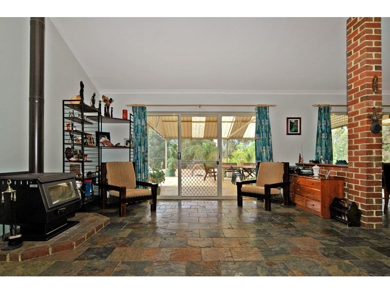 576 Neaves Road, Mariginiup WA 6065