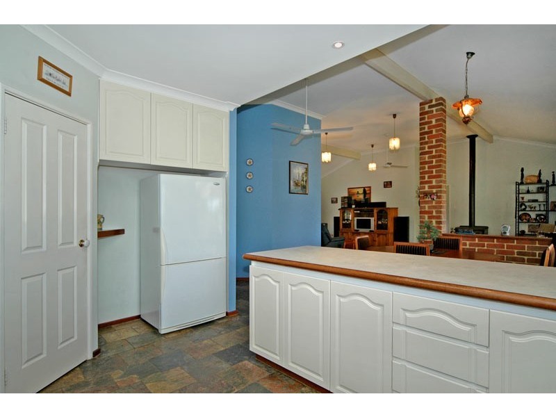 576 Neaves Road, Mariginiup WA 6065