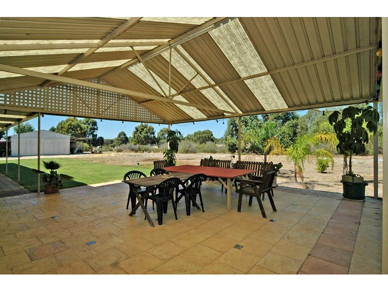 576 Neaves Road, Mariginiup WA 6065