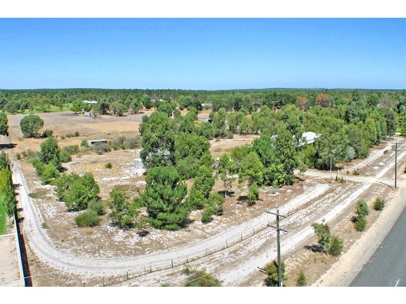 576 Neaves Road, Mariginiup WA 6065