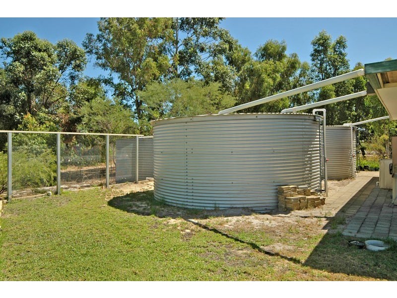 576 Neaves Road, Mariginiup WA 6065