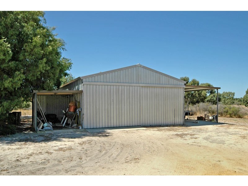 576 Neaves Road, Mariginiup WA 6065