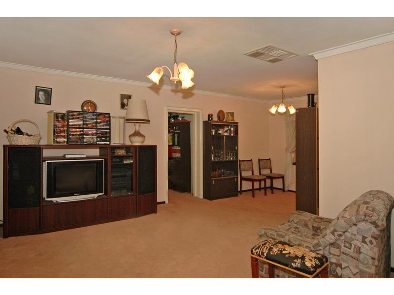 4 Dempster Place, Mariginiup WA 6065