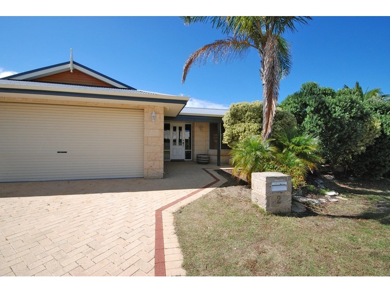 2 Pilgrim Place, Currambine WA 6028