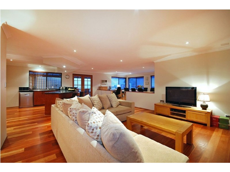 8 Manitoba Court, Joondalup WA 6027