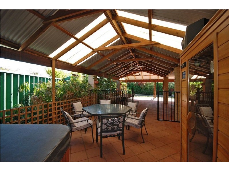 18 Retreat Green, Banksia Grove WA 6031