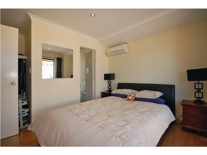 18 Retreat Green, Banksia Grove WA 6031