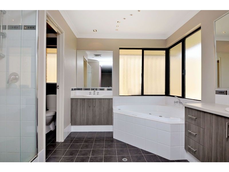 17 Geneva Heights, Hocking WA 6065